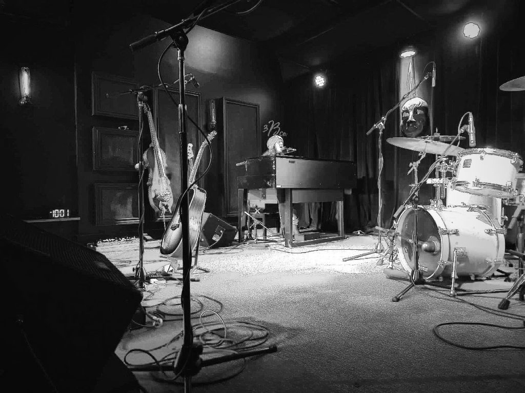 Rhee playing piano on stage